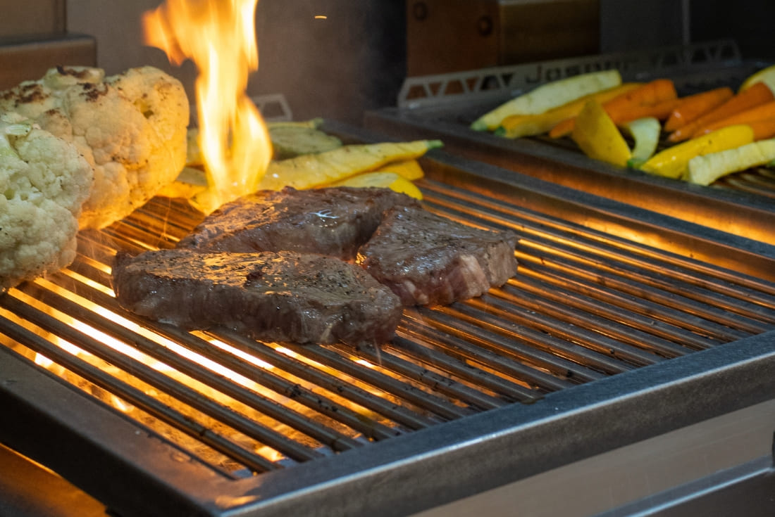 bếp nướng josper tại nhà hàng XUA & NAY