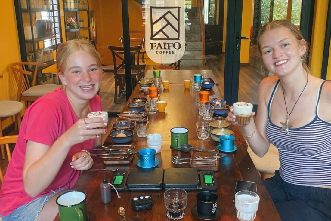 호이안 파이포 커피의 3층 상점가 카페와 올드타운 루프톱 전망