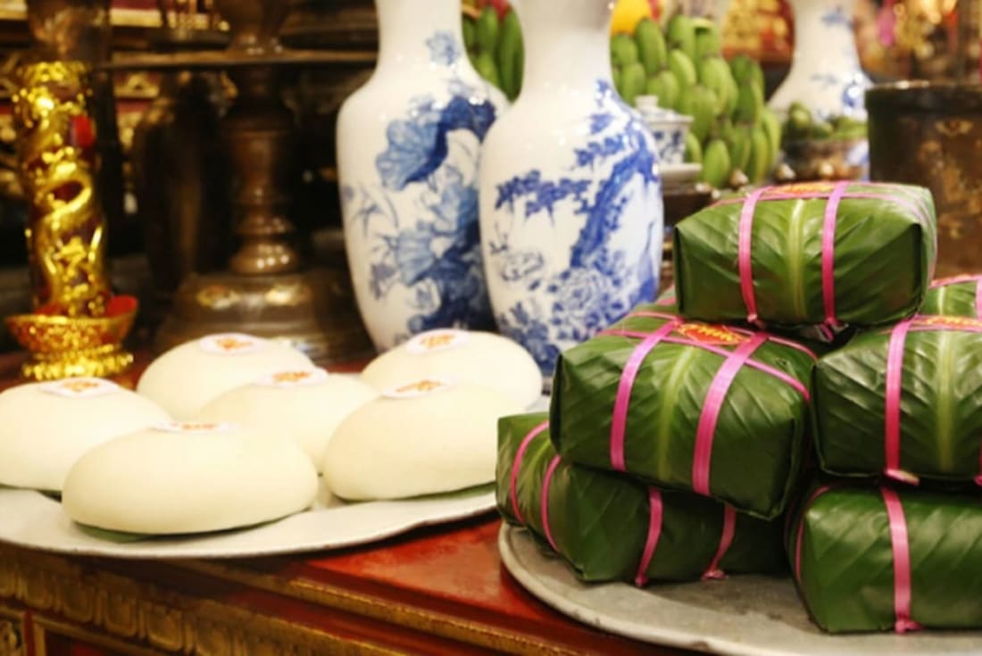 雄王祭象征性供品粽子与糍粑展示