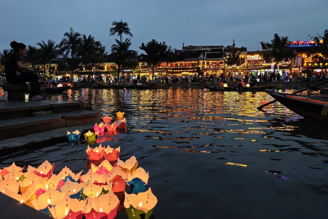 thả đèn hoa đăng sông cổ cò